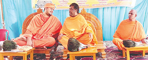  ಅರಸೀಕೆರೆ ನಗರದ ಸಹಸ್ರಕೂಟ ಜಿನಮಂದಿರದ ವಾರ್ಷಿಕ ಪೂಜಾ ಮಹೋತ್ಸವದಲ್ಲಿ ಚಾರುಕೀರ್ತಿ ಪಂಡಿತಾಚಾರ್ಯವರ್ಯ ಭಟ್ಟಾರಕ ಪಟ್ಟಾಚಾರ್ಯವರ್ಯ ಸ್ವಾಮೀಜಿ ಮಾತನಾಡಿದರು. ಭುವನಕೀರ್ತಿ ಭಟ್ಟಾರಕ ಪಟ್ಟಾಚಾರ್ಯವರ್ಯ ಸ್ವಾಮೀಜಿ , ಶ್ರೀ ಸಿದ್ಧಾಂತ  ಕೀರ್ತಿ ಭಟ್ಟಾರಕ ಪಟ್ಟಾಚಾರ್ಯವರ್ಯರು ಇದ್ದರು.