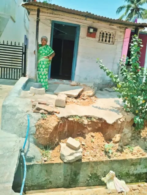 ವೃದ್ಧೆ ಗಿರಿಜಮ್ಮ ಎಂಬುವರ ಮನೆ ಎದುರು ಚರಂಡಿ ಕಾಮಗಾರಿ ಅರ್ಧಕ್ಕೆ ನಿಂತಿರುವುದು.