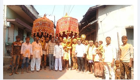 ಬೈಲಹೊಂಗಲ ಕುರುಬರ ಗಲ್ಲಿಯಲ್ಲಿನ ಬೀರಲಿಂಗೇಶ್ವರ ದೇವಸ್ಥಾನಕ್ಕೆ ನೂತನ ಸತ್ತಿಗೆ ತರಲಾಯಿತು. ವಿಜಯಕುಮಾರ ದಳವಾಯಿ, ಮುಖಂಡರಾದ ಲಕ್ಷ್ಮಣ ಸೋಮನಟ್ಟಿ, ಬೀರಪ್ಪ ಕುರುಬರ ಇತರರಿದ್ದರು.