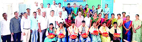 ಬೈಲಹೊಂಗಲದಲ್ಲಿ ಎಸ್‌ಎಸ್‌ಎಲ್‌ಸಿ ಪರೀಕ್ಷೆಯಲ್ಲಿ ಸಾಧನೆಗೈದ ವಿದ್ಯಾರ್ಥಿಗಳನ್ನು ಮಹಾಂತೇಶ ಕೌಜಲಗಿ ಸನ್ಮಾನಿಸಿದರು. ಭಾಗ್ಯಶ್ರೀ ಹುಗ್ಗಿ, ಬಸವರಾಜ ಜನ್ಮಟ್ಟಿ, ಬುಡ್ಡೇಸಾಬ ಶಿರಸಂಗಿ, ಅರ್ಜುನ ಕಲಕುಟಕರ ಇತರರಿದ್ದರು.