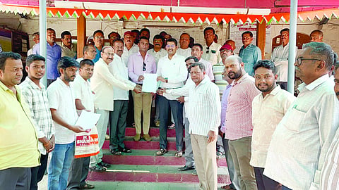 ಬೈಲಹೊಂಗಲ ನಗರದಲ್ಲಿ ನಿರ್ಮಾಣವಾಗುತ್ತಿರುವ ಬಾರ್-ರೆಸ್ಟೋರೆಂಟ್ ಕಾಮಗಾರಿ ಸ್ಥಗಿತಗೊಳಿಸಲು ಆಗ್ರಹಿಸಿ ಸಾರ್ವಜನಿಕರು ತಹಸೀಲ್ದಾರ್ ಹನುಮಂತ ಶಿರಹಟ್ಟಿಗೆ ಮನವಿ ಸಲ್ಲಿಸಿದರು. ಬಸವರಾಜ ಜನ್ಮಟ್ಟಿ, ವಿಜಯ ಬೋಳನ್ನವರ, ಅನಿಲ ಮೆಟಗುಡ್ಡ, ರಾಜೇಂದ್ರ ಸಂಗೊಳ್ಳಿ ಇತರರಿದ್ದರು.