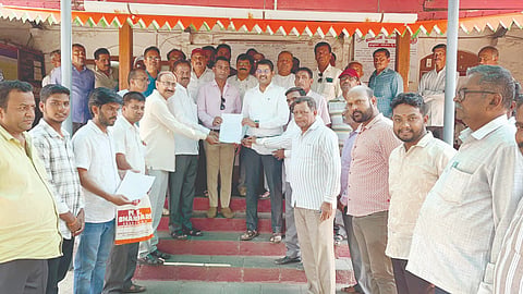 ಬೈಲಹೊಂಗಲ ನಗರದಲ್ಲಿ ನಿರ್ಮಾಣವಾಗುತ್ತಿರುವ ಬಾರ್-ರೆಸ್ಟೋರೆಂಟ್ ಕಾಮಗಾರಿ ಸ್ಥಗಿತಗೊಳಿಸಲು ಆಗ್ರಹಿಸಿ ಸಾರ್ವಜನಿಕರು ತಹಸೀಲ್ದಾರ್ ಹನುಮಂತ ಶಿರಹಟ್ಟಿಗೆ ಮನವಿ ಸಲ್ಲಿಸಿದರು. ಬಸವರಾಜ ಜನ್ಮಟ್ಟಿ, ವಿಜಯ ಬೋಳನ್ನವರ, ಅನಿಲ ಮೆಟಗುಡ್ಡ, ರಾಜೇಂದ್ರ ಸಂಗೊಳ್ಳಿ ಇತರರಿದ್ದರು.