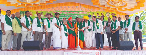 ಬೈಲಹೊಂಗಲದಲ್ಲಿ ಕೃಷಿಮೇಳ, ಜಾನುವಾರ ಜಾತ್ರೆಯನ್ನು ಗಣ್ಯರು ಉದ್ಘಾಟಿಸಿದರು. ನಿಜಲಿಂಗೇಶ್ವರ ಸ್ವಾಮೀಜಿ, ಪ್ರಭುನೀಲಕಂಠ ಸ್ವಾಮೀಜಿ, ಶಾಸಕ ಮಹಾಂತೇಶ ಕೌಜಲಗಿ, ಮಾಜಿ ಶಾಸಕ ಡಾ.ವಿಶ್ವನಾಥ ಪಾಟೀಲ ಇದ್ದರು.