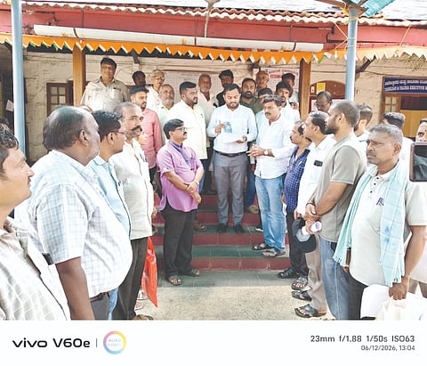  ಬೈಲಹೊಂಗಲದಲ್ಲಿ ಮಳೆ ಸಂತ್ರಸ್ತರಿಗೆ ಶೀಘ್ರ ಪರಿಹಾರ ಹಾಗೂ ಅಗತ್ಯ ನೆರವು ನೀಡುವಂತೆ ಆಗ್ರಹಿಸಿ ಬಿಜೆಪಿ ಮಂಡಲ ವತಿಯಿಂದ ತಹಸೀಲ್ದಾರ್‌ಗೆ ಮನವಿ ಸಲ್ಲಿಸಲಾಯಿತು. ಗುರು ಮೆಟಗುಡ್ಡ, ಸುಭಾಸ ತುರಮರಿ, ಸಚಿನ ಕಡಿ ಇತರರಿದ್ದರು.