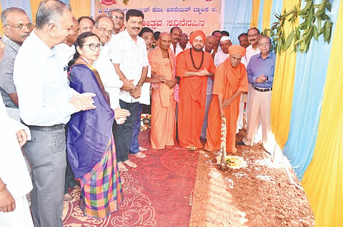 ಬೈಲಹೊಂಗಲದಲ್ಲಿ ದಿ.ಬೈಲಹೊಂಗಲ ಅರ್ಬನ್ ಕೋ-ಆಪ್ ಬ್ಯಾಂಕ್ ಶತಮಾನೋತ್ಸವ ಸವಿನೆನಪಿನ ಕಟ್ಟಡದ ಶಂಕುಸ್ಥಾಪನೆ ಕಾರ್ಯಕ್ರಮದಲ್ಲಿ ನೀಲಕಂಠ ಸ್ವಾಮೀಜಿ, ಪ್ರಭುನೀಲಕಂಠ ಸ್ವಾಮೀಜಿ ಇತರರಿದ್ದರು.