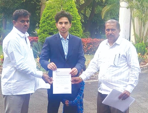 ಬೆಳಗಾವಿ ನಗರದಲ್ಲಿ ಜಿಲ್ಲಾಧಿಕಾರಿ ಮೊಹಮ್ಮದ್​ ರೋಷನ್​ಗೆ ಜಿಪಂ ಮಾಜಿ ಸದಸ್ಯ ಶಂಕರ ಮಾಡಲಗಿ, ಸಂಗಮೇಶ್ವರ ಪಿಕೆಪಿಎಸ್​ ಅಧ್ಯ ನಿಂಗಪ್ಪ ಚೌಡನ್ನವರ ಮನವಿ ಸಲ್ಲಿಸಿದರು.