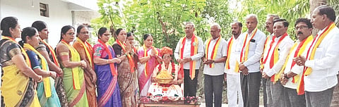 ಬಸವಕಲ್ಯಾಣದಲ್ಲಿ ಹಿಂದಿ ಪ್ರೌಢ ಶಾಲಾ ಶಿಕ್ಷಕರ ಸಂಘದಿಂದ ಸರಕಾರಿ ನೌಕರರ ಸಂಘದ ಗೌರವಾಧ್ಯಕ್ಷರಾಗಿ ಆಯ್ಕೆಯಾಗಿರುವ  ಹಿಂದಿ ಉಪನ್ಯಾಸಕ ನರಸಿಂಗರೆಡ್ಡಿ ಗದಲೇಗಾಂವ ಮತ್ತು ಸಾಂಸ್ಕೃತಿಕ ಕಾರ್ಯದರ್ಶಿ ಅನಿಲ ಕಾಂಬಳೆ ಅವರನ್ನು ಸನ್ಮಾನಿಸಲಾಯಿತು. ಸಂಘದ ಅಧ್ಯಕ್ಷ ನಾಗಪ್ಪಾ ನಿಣ್ಣೆ, ಮಾಜಿ ಅಧ್ಯಕ್ಷ ಜಗದೀಶ ಶುಕ್ಲಾ, ಪ್ರಮುಖರಾದ ರಾಮ ಮೂಳೆ, ಪರಶುರಾಮ ಕುಂಬಾರೆ, ಚಂದ್ರಕಾಂತ ಕಿವಡೆ ಇತರರಿದ್ದರು.