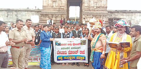 ಪೊಲೀಸ್ ಹಾಗೂ ನ್ಯಾಯಾಂಗ ಇಲಾಖೆಯಿಂದ ಪಟ್ಟಣದ ಶ್ರೀ ಚನ್ನಕೇಶವಸ್ವಾಮಿ ದೇಗುಲ ಆವರಣದಲ್ಲಿ ಆಯೋಜಿಸಿದ್ದ ರಸ್ತೆ ಸುರಕ್ಷತಾ ಸಪ್ತಾಹಕ್ಕೆ ಹಿರಿಯ ನ್ಯಾಯಾಧೀಶೆ ಎಂ.ಶಶಿಕಲಾ ಚಾಲನೆ ನೀಡಿದರು. ಪಿಐ ರೇವಣ್ಣ, ಪಿಎಸ್‌ಐ ಶಿವನಗೌಡ.ಜಿ.ಪಾಟೀಲ್ ಇತರರಿದ್ದರು