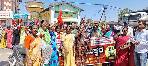 ಕಾರ್ಮಿಕ ವಿರೋಧಿ ನೀತಿ ಹಾಗೂ ನೂತ ಕಾರ್ಮಿಕ ಸಂಹಿತೆಗಳನ್ನು ರದ್ದು ಪಡಿಸುವಂತೆ ಆಗ್ರಹಿಸಿಸಿ ಸಿಐಟಿಯು ನೇತೃತ್ವದಲ್ಲಿ ಅಂಗನವಾಡಿ, ಆಶಾ, ಬಿಸಿಯೂಟ ಹಾಗೂ ವಿವಿಧ ಸಂಘಟನೆಗಳ ಕಾರ್ಯಕರ್ತರು ಅಂಚೆ ಕಚೇರಿಗೆ ಮುತ್ತಿಗೆ ಹಾಕಿ ಪ್ರತಿಭಟನೆ ನಡೆಸಿದರು. ಮಂಜುಳಾ, ಭಾರತೀಗೌಡ, ಇಂದ್ರಮ್ಮ, ಮಹಾದೇವಿ, ಈರಯ್ಯ ಇತರರಿದ್ದರು.