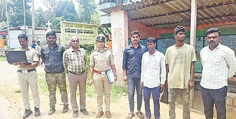 ತಾಲೂಕಿನ ಲಿಂಗಾಪುರ ಗ್ರಾಮದ ಬಸ್ ನಿಲ್ದಾಣದ ಬಳಿ ಗಾಂಜಾ ಮಾರಾಟ ಮಾಡಲು ಯತ್ನಿಸುತ್ತಿದ್ದ ಅಸ್ಸಾಂ ಮೂಲದ ಇಬ್ಬರು ಆರೋಪಿಗಳನ್ನು ಬಂಧಿಸಿರುವ ಅರೇಹಳ್ಳಿ ಪೊಲೀಸರು.