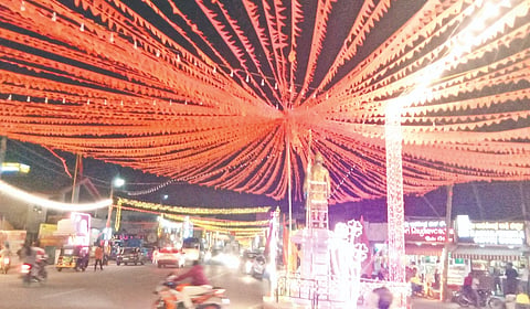 ಹನುಮದ್ ವ್ರತ ಹಾಗೂ ಶೋಭಾಯಾತ್ರೆ ಅಂಗವಾಗಿ ಪಟ್ಟಣದ ಪ್ರಮುಖ ಬೀದಿಗಳನ್ನು ವಿದ್ಯುತ್ ದೀಪ ಮತ್ತು ಕೇಸರಿ ಬಂಟಿಂಗ್ಸ್‌ಗಳಿಂದ ಅಲಂಕರಿಸಿರುವುದು. 