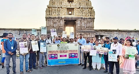 ಬೇಲೂರು ಪಟ್ಟಣದ ತಾಲೂಕು ಪಂಚಾಯಿತಿ ಕಚೇರಿ ಆವರಣದಲ್ಲಿ ಬ್ಯಾಂಕ್ ಖಾತೆದಾರರು ಸುರಕ್ಷಿತ ವ್ಯವಹಾರ ನಡೆಸಲು ಕೆವೈಸಿ ಪ್ರಕ್ರಿಯೆ ನಡೆಸಲು ಜಾಗೃತಿ ಜಾಥಾ ಆಯೋಜಿಸಲಾಗಿತ್ತು. ಲತಾ ಸರಸ್ವತಿ, ದೇವರಾಜು, ಬಿ.ಎ.ವಿರೂಪಾಕ್ಷ, ಕಿಶೋರ್ ಕುಮಾರ್ ಇತರರು ಇದ್ದರು.