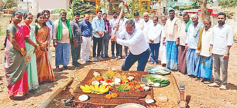 ಬ್ಯಾಡಗಿ ತಾಲೂಕಿನ ತಾಲೂಕಿನ ಅಂಗರಗಟ್ಟಿ ಗ್ರಾಮದಲ್ಲಿ 40 ಲಕ್ಷ ರೂ. ವೆಚ್ಚದಲ್ಲಿ ಪ್ರಾಥಮಿಕ ಶಾಲೆಯ ನೂತನ ಕೊಠಡಿ ನಿರ್ಮಾಣಕ್ಕೆ ಶಾಹೀ ಎಕ್ಸ್‌ಪೋರ್ಟ್ ವ್ಯವಸ್ಥಾಪಕ ರವಿಕುಮಾರ ಭೂಮಿಪೂಜೆ ನೆರವೇರಿಸಿದರು.