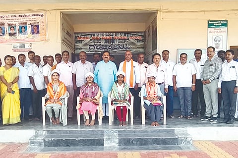 ಮಜಲಟ್ಟಿ ಸರ್ಕಾರಿ ಪದವಿಪೂರ್ವ ಕಾಲೇಜಿನಲ್ಲಿ ಸಾಧಕ ವಿದ್ಯಾರ್ಥಿನಿಯರನ್ನು ಶಾಸಕ ಡಿ.ಎಂ.ಐಹೊಳೆ ಸನ್ಮಾನಿಸಿದರು. ಜೆ.ಪಿ. ತಂಗಡಿ, ವಿಜಯ ಕೋಟಿವಾಲೆ, ಆನಂದ ಕೋಳಿ, ಜೆ.ಪಿ.ತಂಗಡಿ ಇತರರಿದ್ದರು.