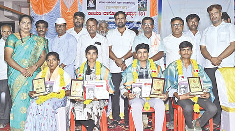ದೇವರಹಿಪ್ಪರಗಿ ಸಮೀಪದ ಮುಳಸಾವಳಗಿಯಲ್ಲಿ ಕಾಯಕ ದಾಸೋಹ ಪ್ರತಿಷ್ಠಾನದ ವತಿಯಿಂದ ವಿದ್ಯಾರ್ಥಿಗಳಿಗೆ ಸನ್ಮಾನಿಸಲಾಯಿತು. ಎನ್.ಬಿ.ರೋಡಗಿ, ಸಂಗನಗೌಡ ಬಿರಾದಾರ ಮತ್ತಿತರರಿದ್ದರು.