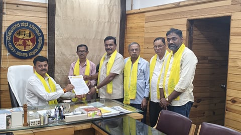 ಬೆಳಗಾವಿಯ ಶಹಾಪುರ-ವಡಗಾವಿ ಮುಖ್ಯ ರಸ್ತೆಗೆ ದೇವರ ದಾಸಿಮಯ್ಯ ಹೆಸರಿಡುವಂತೆ ಆಗ್ರಹಿಸಿ ನೇಕಾರ ಬಳಗದವರು  ಗುರುವಾರ ಮಹಾಪೌರರಿಗೆ ಮನವಿ ಸಲ್ಲಿಸಿದರು.
