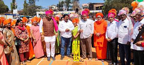 ಬೆಳಗಾವಿಯಲ್ಲಿ ಮುರುಘೇಂದ್ರಗೌಡ ಎಸ್​. ಪಾಟೀಲ ಟ್ರೋಫಿ ಕ್ರಿಕೆಟ್​ ಮ್ಯಾಚ್​ಗೆ ಶಾಸಕ ಅಭಯ ಪಾಟೀಲ ಚಾಲನೆ ನೀಡಿದರು. ಗುರುಸಿದ್ಧ ಸ್ವಾಮೀಜಿ, ಮುರುಘೇಂದ್ರಗೌಡ ಪಾಟೀಲ, ಅವಿನಾಶ ಪೋತದಾರ, ಯಲ್ಲಪ್ಪ ಕುರುಬರ ಇತರರಿದ್ದಾರೆ.