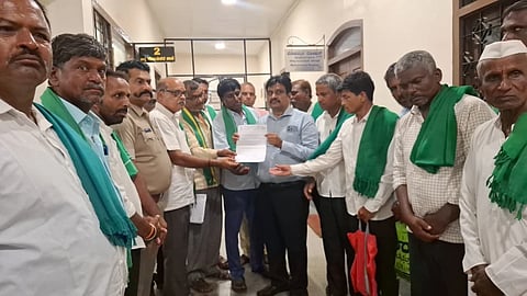 ರೈತರ ವಿವಿಧ ಬೇಡಿಕೆಗಳನ್ನು ಈಡೇರಿಸುವಂತೆ ಆಗ್ರಹಿಸಿ ಅಪರ ಜಿಲ್ಲಾಧಿಕಾರಿ ಡಾ.ವಿಜಯಕುಮಾರ ಹೊನೇಕರಿಗೆ ಮನವಿ ಸಲ್ಲಿಸಲಾಯಿತು. ಗುರುಸಿದ್ಧ ಕೊಟಗಿ, ರಮೇಶ ಹಿರೇಮಠ, ಬಾಪುಗೌಡ ಪಾಟೀಲ ಇತರರಿದ್ದರು.