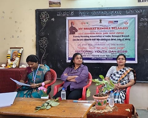 ಬೆಳಗಾವಿಯ ಮಹಾಂತೇಶ ನಗರ ರಹವಾಸಿಗಳ ಸಂಘದ ಶಿಕ್ಷಣ ಮಹಾವಿದ್ಯಾಲಯದಲ್ಲಿ ಸೋಮವಾರ ಜರುಗಿದ ಯುವದಿನದಲ್ಲಿ ಡಾ.ಭಾವನಾ ದೇಶಪಾಂಡೆ, ಡಾ.ನಿರ್ಮಲಾ ಬಟ್ಟಲ, ಡಾ.ಗೀತಾ ದಯಣ್ಣವರ ಇದ್ದಾರೆ.