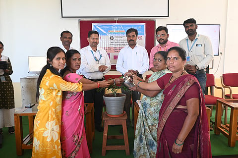 ಮತ್ತಿಕೊಪ್ಪದ ಐಸಿಎಆರ್-ಕೆಎಲ್‌ಇ ಕೃಷಿ ವಿಜ್ಞಾನ ಕೇಂದ್ರದಲ್ಲಿ ಗುರುವಾರ ಜರುಗಿದ ಆರ್ಥಿಕ ಸಾಕ್ಷರತಾ ಸಪ್ತಾಹದ ಉದ್ಘಾಟನೆಯಲ್ಲಿ ಪ್ರಶಾಂತ ಘೋಡಕೆ, ಡಾ.ಮಂಜುನಾಥ ಚೌರಡ್ಡಿ, ಕಿರಣ ಶಿಂಧೆ, ಗೀತಾ ಖಾನಪೇಠ  ಇತರರಿದ್ದರು.