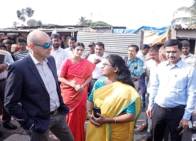  ಬೆಳಗಾವಿಗೆ ಗುರುವಾರ ಭೇಟಿ ನೀಡಿದ ವಿಶ್ವಬ್ಯಾಂಕ್ ದಕ್ಷಿಣ ಏಷ್ಯಾ ಉಪಾಧ್ಯಕ್ಷ ಜೋಹಾನ್ಸ್ ಜುಟ್‌ರಿಗೆ ಕೆಯುಐಡಿಎಫ್‌ಸಿ ಎಂಡಿ ಪೂವಿತಾ ಮಾಹಿತಿ ನೀಡಿದರು.