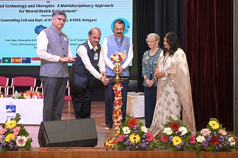 ಬೆಳಗಾವಿಯ ಕಾಹೇರ್‌ನಲ್ಲಿ ಜರುಗಿದ ಅಂತಾರಾಷ್ಟ್ರೀಯ ಸಮ್ಮೇಳನವನ್ನು ಇಸ್ರೋ ಎಸ್‌ಪಿಸಿಜಿ ಸಮೂಹ ನಿರ್ದೇಶಕ ಡಾ.ಶ್ರೀನಿವಾಸ ರಾವ್‌ಉದ್ಘಾಟಿಸಿದರು. ಡಾ.ರಾಜೇಶ ಪೋವಾರ, ಡಾ.ವಿ.ಎಂ.ಪಟ್ಟಣಶೆಟ್ಟಿ, ಆನೆಟ್,ಡಾ.ಯಾಸ್ಮಿನ್ ನದಾಫ್ ಇದ್ದರು. 