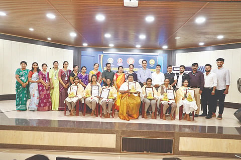ಡಾ.ಬಿ.ಬಿ.ಹೆಗ್ಡೆ ಪ್ರಥಮ ದರ್ಜೆ ಕಾಲೇಜಿನಲ್ಲಿ ವಿಶ್ವ ಮಹಿಳಾ ದಿನಾಚರಣೆ ಪ್ರಯುಕ್ತ ಸಾಧಕ ಮಹಿಳೆಯರನ್ನು ಸನ್ಮಾನಿಸಲಾಯಿತು. ಪ್ರಮುಖರಾದ ಕಿರಣ್ ದೇವಾಡಿಗ, ಯೂಸುಫ್ ಸಲೀಮ್, ಸಂಭ್ರಮ್ ನವೀನ್, ದೀಪಾ ಮತ್ತಿತರರಿದ್ದರು.