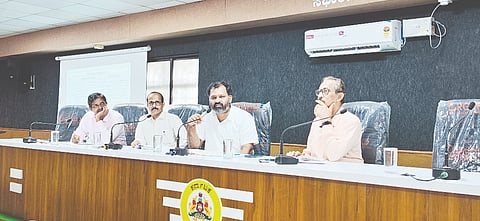 ವಿಬಿ-ಜಿ ರಾಮ್ ಜಿ ಯೋಜನೆಯ ಪ್ರಗತಿ ಪರಿಶೀಲನಾ ಸಭೆ ನಡೆಯಿತು. ಪ್ರಮುಖರಾದ ಗುರುರಾಜ್ ಗಂಟಿಹೊಳೆ, ವಿಜಯ ಶ್ಯಾಮ್, ಸುರೇಶ, ಮಹೇಶ ಕೆ.ಜಿ., ನಾಗಶಯನ, ರಾಜೇಶ್ ಉಪಸ್ಥಿತರಿದ್ದರು.  
