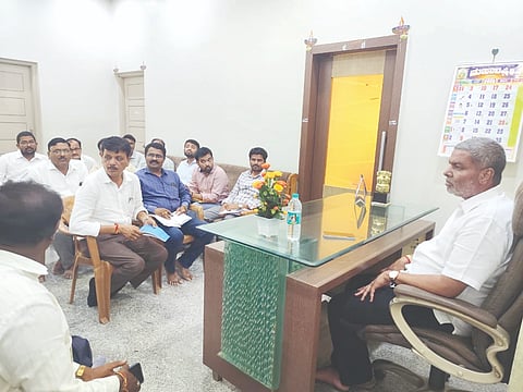 ಗೋಕಾಕ ತಾಲೂಕಿನ ಎನ್​ಎಸ್​ಎ್​ ಕಚೇರಿಯಲ್ಲಿ ಹಮ್ಮಿಕೊಂಡಿದ್ದ ಸಭೆಯಲ್ಲಿ ಶಾಸಕ ಬಾಲಚಂದ್ರ ಜಾರಕಿಹೊಳಿ ಮಾತನಾಡಿದರು. ನೀರಾವರಿ ನಿಗಮದ ಅಧಿಕಾರಿಗಳು ಇದ್ದರು.