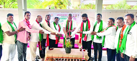 ಗೋಕಾಕ ನಗರದಲ್ಲಿ ಹಮ್ಮಿಕೊಂಡಿದ್ದ ವಿವಿಧ ಕಾರ್ಯಕ್ರಮಗಳಿಗೆ ಶಾಸಕ ಬಾಲಚಂದ್ರ ಜಾರಕಿಹೊಳಿ ಚಾಲನೆ ನೀಡಿದರು. ಮಹಾದೇವ ಶೆಕ್ಕಿ, ಸುಭಾಸ ಪಾಟೀಲ, ಲಕ್ಷ್ಮಣ ತಪಸಿ, ಮುತ್ತೆಪ್ಪ ಮನ್ನಾಪುರ, ಪರಸಪ್ಪ ಬಬಲಿ ಇತರರಿದ್ದರು.