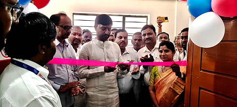 ಗುರುಮಠಕಲ್​ ಸರ್ಕಾರಿ ಆಸ್ಪತ್ರೆಯಲ್ಲಿ ನೂತನ ರಕ್ತ ಶುದ್ಧೀಕರಣ (ಡಯಾಲಿಸಿಸ್​) ಟಕವನ್ನು ಶಾಸಕ ಶರಣಗೌಡ ಕಂದಕೂರು ಉದ್ಘಾಟಿಸಿದರು. ತಹಸೀಲ್ದಾರ್​ ಚನ್ನಮಲ್ಲಪ್ಪ ಘಂಟಿ, ಡಾ.ಹಣಮಂತರೆಡ್ಡಿ, ಮುಖ್ಯಾಧಿಕಾರಿ ಶರಣಪ್ಪ ಮಡಿವಾಳ, ಪ್ರಕಾಶ ನೀರೆಟಿ ಇತರರಿದ್ದರು.