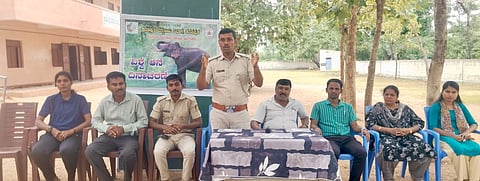 ಹಲಗೂರು ವನ್ಯಜೀವಿ ವಲಯದ ಉಪ ವಲಯ ಅರಣ್ಯ ಅಧಿಕಾರಿ ಸಿದ್ದರಾಮ ಪೂಜಾರಿ ವಿದ್ಯಾರ್ಥಿಗಳಿಗೆ ವಿಶ್ವ ಆನೆ ದಿನಾಚರಣೆಯ ಬಗ್ಗೆ ತಿಳಿವಳಿಕೆ ನೀಡುತ್ತಿರುವುದು.