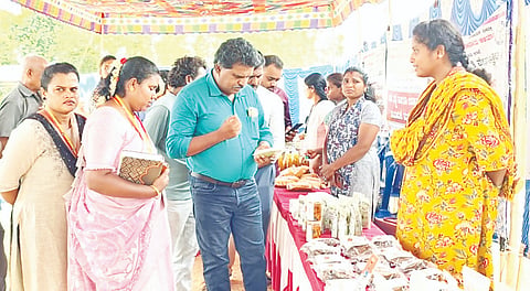 ಸಂಜೀವಿನ ಮಾಸಿಕ ಸಂತೆಯಲ್ಲಿ ಪದಾರ್ಥಗಳನ್ನು ತಾಪಂ ಇಒ ಎಚ್.ಜಿ.ಶ್ರೀನಿವಾಸ್ ವೀಕ್ಷಿಸಿದರು. 