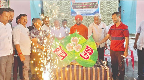 ಹೊಸನಗರದಲ್ಲಿ ೇತ್ರ ಮರುಸ್ಥಾಪನೆ ಹೋರಾಟದ ಪೂರ್ವಭಾವಿ ಸಭೆಯಲ್ಲಿ ಶ್ರೀ ಅಭಿನವ ಚನ್ನಬಸವ ಸ್ವಾಮೀಜಿ ಅವರು ಲಾಂಛನ ಬಿಡುಗಡೆ ಮಾಡಿದರು. ಸ್ವಾಮಿರಾವ್​, ಜಿ.ಡಿ.ನಾರಾಯಣಪ್ಪ, ಚಿದಂಬರ ಹೂವಿನಕೋಣೆ, ಕೆ.ಜಿ.ಪ್ರಶಾಂತ್​ ಇತರರಿದ್ದರು.