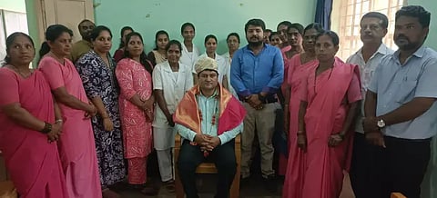 ನಗರ ಸಂಯುಕ್ತ ಆಸ್ಪತ್ರೆಯಲ್ಲಿ ಸುರೇಶ ನಾಯ್ಕ ಅವರನ್ನು ಸನ್ಮಾನಿಸಿ ಬೀಳ್ಕೊಡಲಾಯಿತು. ಡಾ. ಶ್ರೇಷನ್, ರೇಖಾ, ಅಂತೋನಿ ಇದ್ದರು.