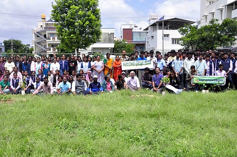 ಹಸಿರು ಭೂಮಿ ಪ್ರತಿಷ್ಠಾನ ಹಾಗೂ ಹಾಸನದ ಚನ್ನಪಟ್ಟಣ ಬಡಾವಣೆಯ ಗುಡ್ ಸಿಟಿಜನ್ ಕಾಲೇಜಿನ ಆಶ್ರಯದಲ್ಲಿ ಬಡಾವಣೆಯ ಉದ್ಯಾನವನದಲ್ಲಿ ವಿವಿಧ ಜಾತಿಯ ಗಿಡಗಳನ್ನು ನೆಡಲಾಯಿತು. ಆರ್.ಪಿ.ವೆಂಕಟೇಶ್ ಮೂರ್ತಿ, ಆರ್‌ಎಫ್‌ಒ ಕೃಷ್ಣೇಗೌಡ, ನಳಿನಾ, ಸಂಗೀತಾ, ಕವಿತಾ, ಅಭಿ, ಪುರುಷೋತ್ತಮ್, ಅಪ್ಪಾಜಿಗೌಡ, ಮಂಜುನಾಥ್ ಇತರರಿದ್ದರು.