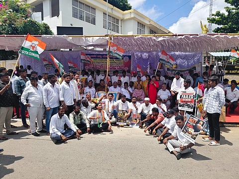  ರಾಷ್ಟ್ರೀಯ ಅರ್ಹತಾ ಮತ್ತು ಪ್ರವೇಶ ಪರೀಕ್ಷೆ ನೀಟ್-ಯುಜಿ-2026 ಪ್ರಶ್ನೆ ಪತ್ರಿಕೆ ಸೋರಿಕೆ ಹಗರಣದ ವಿರುದ್ಧ ಪ್ರತಿಭಟನೆ ನಡೆಯಿತು. ಸಂಸದ ಶ್ರೇಯಸ್ ಎಂ.ಪಟೇಲ್,  ಯೂತ್ ಕಾಂಗ್ರೆಸ್ ಜಿಲ್ಲಾಧ್ಯಕ್ಷ ರಂಜಿತ್, ದೇವರಾಜೇಗೌಡ, ತಾರಾ ಚಂದನ್, ರಘು ದಾಸರ ಕೊಪ್ಪಲು, ರಾಮಚಂದ್ರ, ಇಸ್ಮಾಯಿಲ್ ಇತರರಿದ್ದರು.