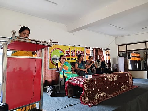 ಹಾಸನ ನಗರದ ಸೆಂಟ್ರಲ್ ಕಾಮರ್ಸ್ ಕಾಲೇಜಿನ ಸಭಾಂಗಣದಲ್ಲಿ ಇತ್ತೀಚೆಗೆ ಆಯೋಜಿಸಿದ್ದ 336ನೇ ಮನೆ-ಮನೆ ಕವಿಗೋಷ್ಠಿಯಲ್ಲಿ ಹಿರಿಯ ಸಾಹಿತಿ ಎನ್.ಎಲ್. ಚನ್ನೇಗೌಡ ಅವರ ಸಾಹಿತ್ಯದಲ್ಲಿ ಜೀವನ ಮೌಲ್ಯಗಳು ಕೃತಿಯನ್ನು ವಿಮರ್ಶೆ ಮಾಡಿ ಪ್ರೊ. ಜಿ.ಎಸ್.ಅನಸೂಯಾ ಮಾತನಾಡಿದರು.