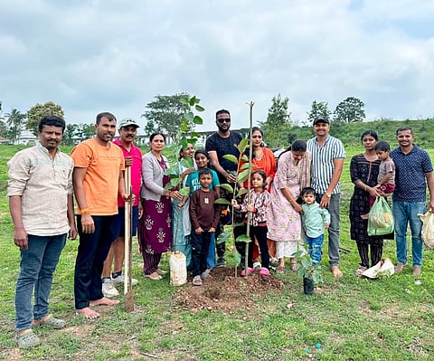  ಆಲೂರು ತಾಲೂಕಿನ ಗಂಜಿಗೆರೆ ಗ್ರಾಮದ ಶ್ರೀ ಲಕ್ಷ್ಮೀ ವೆಂಕಟೇಶ್ವರ ಸ್ವಾಮಿ ದೇವಾಲಯ ಆವರಣದಲ್ಲಿ ರಾಷ್ಟ್ರೀಯ ಸ್ವಯಂಸೇವಕ ಸಂಘ ಹಾಗೂ ಹಾಸನಾಂಬ ಗೆಳೆಯರ ಬಳಗದ ವತಿಯಿಂದ ಗಿಡಗಳನ್ನು ನೆಡಲಾಯಿತು. ದಿಲೀಪ್, ವಸಂತ್, ಮೋಹನ್, ರವಿಕಿರಣ್, ಲತೇಶ್, ಆನಂದ್, ನವೀನ್ ಇತರರಿದ್ದರು. 