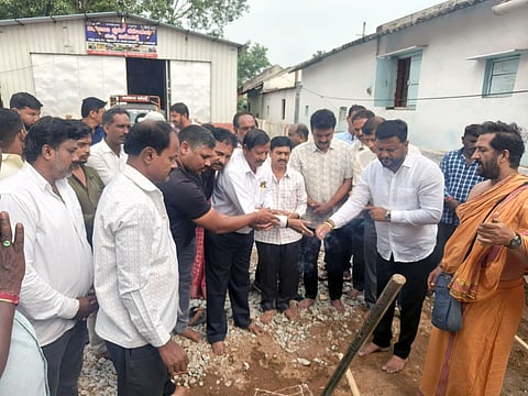 ಹಾಸನ ಮಹಾ ನಗರಪಾಲಿಕೆಯ ಅನುದಾನದಡಿ ನಗರದ ವಾರ್ಡ್ ನಂ.29ರ ಹುಣಸಿನಕೆರೆ ಬಡಾವಣೆಯಲ್ಲಿರುವ ಶ್ರೀ ಕಾಶಿ ವಿಶ್ವನಾಥ ದೇವಾಲಯದ 23 ಲಕ್ಷ ರೂ. ವೆಚ್ಚದ ವಿವಿಧ ಅಭಿವೃದ್ಧಿ ಕಾಮಗಾರಿಗಳಿಗೆ ಶಾಸಕ ಎಚ್.ಪಿ. ಸ್ವರೂಪ್ ಪ್ರಕಾಶ್ ಭೂಮಿ ಪೂಜೆ ನೆರವೇರಿಸಿದರು. ಜೆಡಿಎಸ್ ಪಕ್ಷದ ಮುಖಂಡರು, ಮಹಾ ನಗರಪಾಲಿಕೆ ಮಾಜಿ ಸದಸ್ಯರು, ಸ್ಥಳೀಯ ಜನಪ್ರತಿನಿಧಿಗಳು ಇತರರಿದ್ದರು.