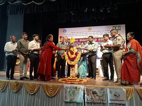 ಹಾಸನಾಂಬ ಕಲಾಕ್ಷೇತ್ರದಲ್ಲಿ ಹಮ್ಮಿಕೊಂಡಿದ್ದ ವಿಶ್ವ ಬಾಲ ಕಾರ್ಮಿಕ ಪದ್ಧತಿ ವಿರೋಧಿ ದಿನ ಕಾರ್ಯಕ್ರಮವನ್ನು ಜಿಲ್ಲಾ ಕಾನೂನು ಸೇವೆಗಳ ಪ್ರಾಧಿಕಾರದ ಸದಸ್ಯ ಕಾರ್ಯದರ್ಶಿ ಜಿ.ಕೆ.ದಾಕ್ಷಾಯಿಣಿ ಉದ್ಘಾಟಿಸಿದರು. ಅಪರ ಜಿಲ್ಲಾಧಿಕಾರಿ ಜಗದೀಶ್ ಗಂಗಣ್ಣನವರ್, ವಕೀಲ ಬಿ. ಚಂದ್ರಶೇಖರ್, ಎಂ.ಎಸ್.ಮಧು ಕುಮಾರಿ, ಎಚ್.ಎಲ್.ಗುರುಪ್ರಸಾದ್ ಇತರರಿದ್ದರು.