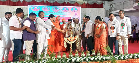  ಹಾಸನ ನಗರದ ಶ್ರೀ ಆದಿಚುಂಚನಗಿರಿ ಕಲ್ಯಾಣ ಮಂಟಪದಲ್ಲಿ ವಿವಿಧ ಸಂಘಟನೆಗಳಿಂದ ಹಿರಿಯ ಸಾಮಾಜಿಕ ಹೋರಾಟಗಾರ ಡಾ.ವೈ.ಎಸ್.ವೀರಭದ್ರಪ್ಪ ಅವರ ಜೀವನಚರಿತ್ರೆ ‘ಸೇವಾರತ್ನ’ ಕೃತಿ ಬಿಡುಗಡೆ ಹಾಗೂ ಅಭಿನಂದನಾ ಸಮಾರಂಭವನ್ನು ಗಣ್ಯರು ಉದ್ಘಾಟಿಸಿದರು.  ಸುತ್ತೂರು ಮಹಾಸಂಸ್ಥಾನ ಮಠದ ಶ್ರೀ ಶಿವರಾತ್ರಿ ದೇಶಿಕೇಂದ್ರ ಸ್ವಾಮೀಜಿ, ಶಂಭುನಾಥಸ್ವಾಮೀಜಿ, ಪಿ.ಜಿ.ಆರ್.ಸಿಂಧ್ಯಾ, ಜೆ.ಸಿ. ಮಾಧುಸ್ವಾಮಿ, ಶ್ರೇಯಸ್ ಪಟೇಲ್ ಇತರರಿದ್ದರು.