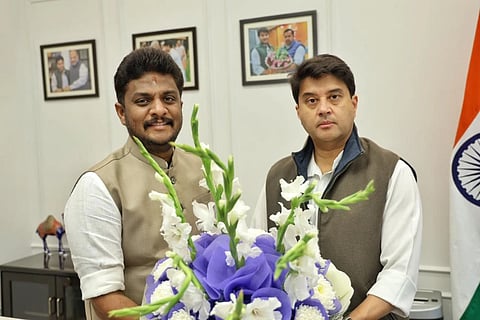ನವದೆಹಲಿಯಲ್ಲಿ ಕೇಂದ್ರ ಸರ್ಕಾರದ ಸಂವಹನ ಸಚಿವ ಜ್ಯೋತಿರಾದಿತ್ಯ ಎಂ.ಸಿಂಧ್ಯಾ ಅವರನ್ನು ಸಂಸದ ಶ್ರೇಯಸ್ ಎಂ.ಪಟೇಲ್ ಇತ್ತೀಚೆಗೆ ಭೇಟಿಯಾಗಿ ಹಾಸನ ಲೋಕಸಭಾ ಕ್ಷೇತ್ರದ ಅಭಿವೃದ್ಧಿಗೆ ಸಂಬಂಧಿಸಿದಂತೆ ಮನವಿ ಸಲ್ಲಿಸಿದರು.
