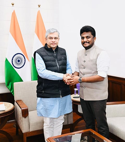 ನವದೆಹಲಿಯಲ್ಲಿ ರೈಲ್ವೆ ಸಚಿವ ಅಶ್ವಿನಿ ವೈಷ್ಣವ್ ಅವರನ್ನು ಭೇಟಿಯಾಗಿ ಹೊಳೆನರಸೀಪುರ ರೈಲು ನಿಲ್ದಾಣದಲ್ಲಿ ಹೆಚ್ಚುವರಿ ಒಂದು ಲೈನ್, ಪ್ಲಾಟ್ ಫಾರ್ಮ್ ವಿಸ್ತರಿಸಲು ಹಾಗೂ ಗಜರಾಜ್ ಸಿಸ್ಟಮ್ ಅಳವಡಿಸುವಂತೆ ಪ್ರಸ್ತಾವನೆ ಸಂಸದ ಶ್ರೇಯಸ್ ಪಟೇಲ್ ಇತ್ತೀಚೆಗೆ ಮನವಿ ಸಲ್ಲಿಸಿದರು.