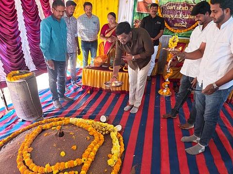 ಆಹಾರ ಮತ್ತು ನಾಗರಿಕ ಸರಬರಾಜು ನಿಗಮ ನಿಯಮಿತ ವತಿಯಿಂದ ನಗರದ ಎಪಿಎಂಸಿಯಲ್ಲಿ ಸ್ಥಾಪಿಸಿರುವ ರಾಗಿ ಖರೀದಿ ಕೇಂದ್ರದಲ್ಲಿ ಪೂಜೆ ಸಲ್ಲಿಸುವ ಮೂಲಕ ಶಾಸಕ ಸ್ವರೂಪ್ ಪ್ರಕಾಶ್ ಖರೀದಿಗೆ ಚಾಲನೆ ನೀಡಿದರು.
