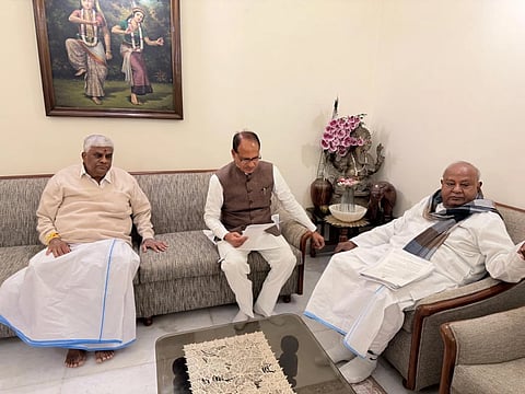 ಹಾಸನ ಜಿಲ್ಲೆ ಕಾರೆಕೆರೆ ಕೃಷಿ ಮಹಾವಿದ್ಯಾಲಯ ಮತ್ತು ಬೆಂಗಳೂರು ಕೃಷಿ ವಿಜ್ಞಾನ ವಿಶ್ವವಿದ್ಯಾಲಯ(ಯುಎಎಸ್) ವ್ಯಾಪ್ತಿಯಲ್ಲಿ ಹೆಚ್ಚುವರಿ ಹಾಸ್ಟೆಲ್ ನಿರ್ಮಾಣ ಮತ್ತು ಬೀಜ ಆರೋಗ್ಯ ಪರೀಕ್ಷಾ ಪ್ರಯೋಗಾಲಯ ನಿರ್ಮಾಣಕ್ಕೆ ಹೆಚ್ಚುವರಿ ಅನುದಾನ ಬಿಡುಗಡೆ ಮಾಡುವಂತೆ ದೆಹಲಿಯಲ್ಲಿ ಕೇಂದ್ರ ಕೃಷಿ ಸಚಿವ ಶಿವರಾಜ್ ಸಿಂಗ್ ಚೌಹಾಣ್ ಅವರಿಗೆ ಮಾಜಿ ಪ್ರಧಾನಿ ಎಚ್.ಡಿ.ದೇವೇಗೌಡರು ಮನವಿ ಸಲ್ಲಿಸಿದರು. ಎಚ್.ಡಿ.ರೇವಣ್ಣ ಇದ್ದರು.
