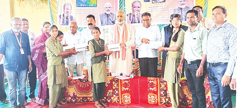 ಚಿಕ್ಕದಿನಕೊಪ್ಪ ಗ್ರಾಮದ ಸರ್ಕಾರಿ ಪ್ರೌಢಶಾಲೆಯಲ್ಲಿ ಸಂಸದ ವಿಶ್ವೇಶ್ವರ ಹೆಗಡೆ ಕಾಗೇರಿ, ಶಾಸಕ ವಿಠ್ಠಲ ಹಲಗೇಕರ ವಿದ್ಯಾರ್ಥಿಗಳಿಗೆ ಟ್ಯಾಬ್ ವಿತರಿಸಿದರು. ಅರವಿಂದ ಪಾಟೀಲ, ಪ್ರಮೋದ ಕೋಚೆರಿ ಇತರಿದ್ದರು.