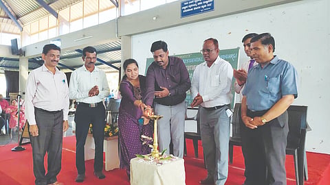 ಚಂದರಗಿಯ ಎಸ್.ಎಂ.ಕಲೂತಿ ಸಂಯುಕ್ತ ಕ್ರೀಡಾ ವಸತಿ ಶಾಲೆಯಲ್ಲಿ ಬೇಸಿಗೆ ಕ್ರೀಡಾ ತರಬೇತಿ ಶಿಬಿರವನ್ನು ಗಜರಾಜ ರಣತೂರ ಉದ್ಘಾಟಿಸಿದರು. ಜೆ.ಬಿ.ಮೇಟಿ, ಸತೀಶ ಪಾಟೀಲ, ಪಿ.ಕೆ.ಪಾಟೀಲ, ಐ.ಎಸ್.ಸೂಳಿಭಾವಿ ಇತರರಿದ್ದರು.