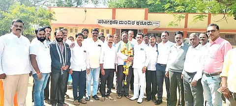 ಕಡೂರು ಪ್ರವಾಸಿಮಂದಿರದಲ್ಲಿ ಕರ್ನಾಟಕ ರಾಜ್ಯ ಅಲೆಮಾರಿ ಅರೆಅಲೆಮಾರಿ ಜನಾಂಗಗಳ ಒಕ್ಕೂಟದ ಜಿಲ್ಲಾಧ್ಯಕ್ಷರಾಗಿ ಆಯ್ಕೆಯಾದ ಕೆ.ಟಿ.ಮಹೇಶ್ ಅವರನ್ನು ಕೆ.ರವೀಂದ್ರ ಶೆಟ್ಟಿ ಅಭಿನಂದಿಸಿದರು. ಅಶೋಕ್, ಮಧು, ಮಂಜುನಾಥ್, ಮೂಡಲಗಿರೀಶ್ ಮತ್ತಿತರರಿದ್ದರು.
