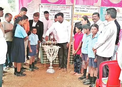 ಕಡೂರು ತಾಲೂಕಿನ ಪಟ್ಟಣಗೆರೆ ಗ್ರಾಮದ ಶ್ರೀ ಕಟ್ಟೆಹೊಳೆಯಮ್ಮ ಪ್ರೌಢಶಾಲೆಯಲ್ಲಿ ಮಕ್ಕಳ ಗ್ರಾಮಸಭೆಯನ್ನು ಪಿಕಾರ್ಡ್ ಬ್ಯಾಂಕ್ ನಿರ್ದೇಶಕ ಜಿಗಣೇಹಳ್ಳಿ ನೀಲಕಂಠಪ್ಪ ಉದ್ಘಾಟಿಸಿದರು